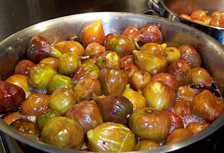 figs in saucepan